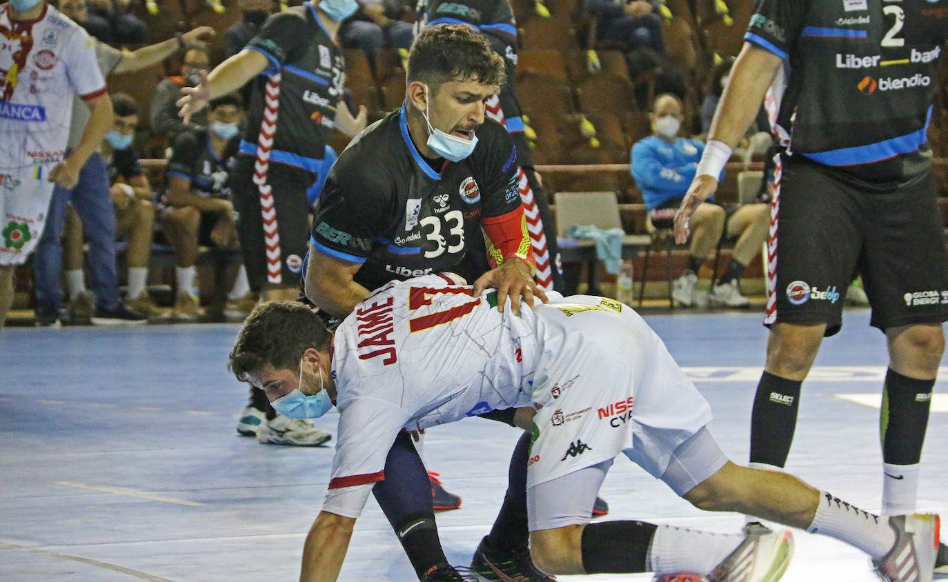 Fotos: El Ademar y el SinFin hacen historia en el primer partido con mascarillas