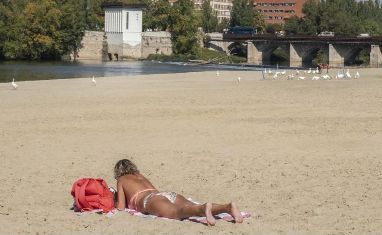 Una mujer toma el sol en la playa de Las Moreras a primera hora de la tarde de ayer, cuando el mercurio rozó los 26 grados.