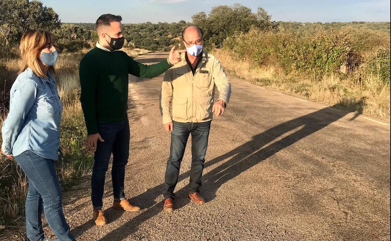 Fernández junto a la teniente de alcalde y el alcalde de Puebla.