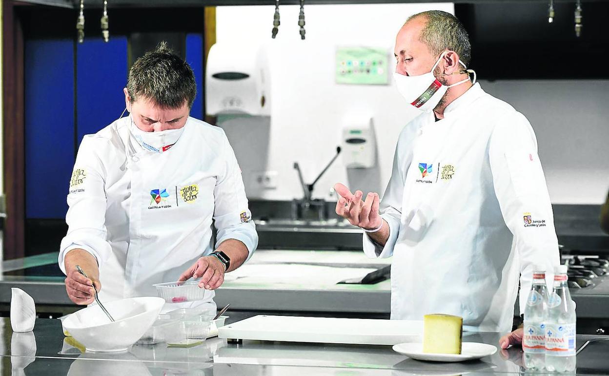 El chef Junjo Losada y el productor quesero Jesús Sanz en la Escuela Internacional de Cocina de Valladolid, donde se grabó el taller hace dos semana. 