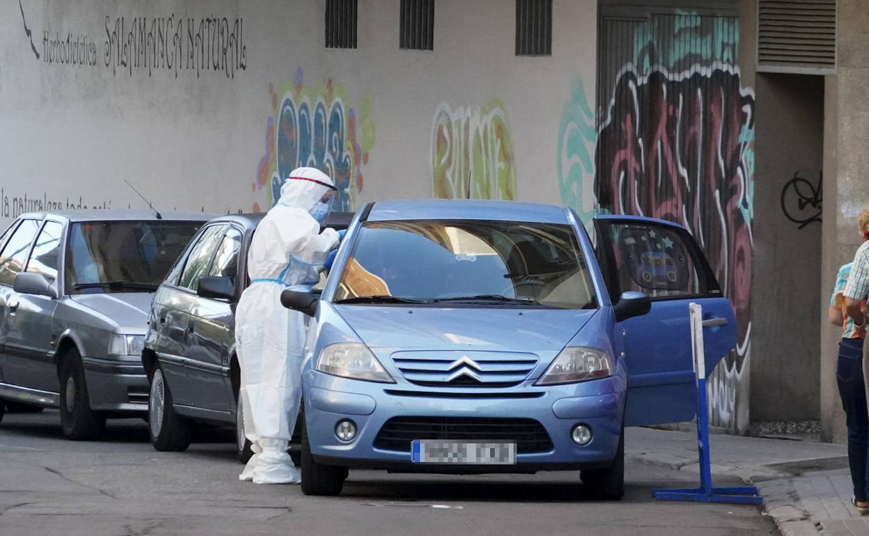 Toma de muestras para pruebas PCR en el centro de salud de La Alamedilla.