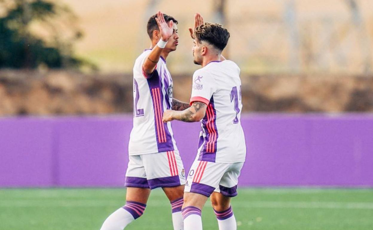 Dos jugadores de filial blanquivioleta celebran un gol. 