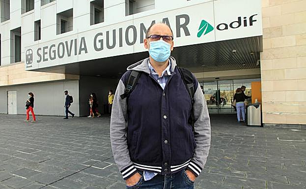 Ángel Berbel, a su llegada a la estación Guiomar tras una jornada de trabajo. 