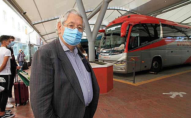 César Hernández, en la estación de autobuses. 
