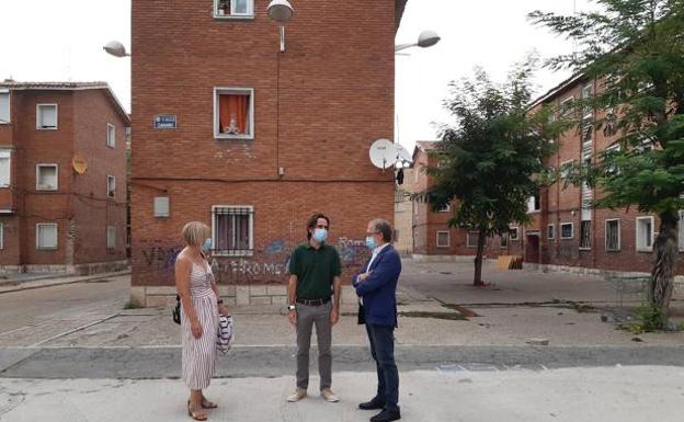 Manuel Saravia visita la zona del barrio que será objeto de intervención. 