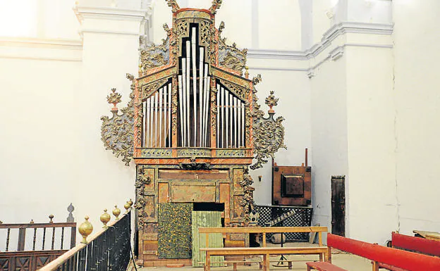 Imagen principal - Arriba, mueble del órgano de la iglesia de Santa María; abajo, pinturas anónimas en la iglesia de Santa María y ermita de Carrioncillo. 