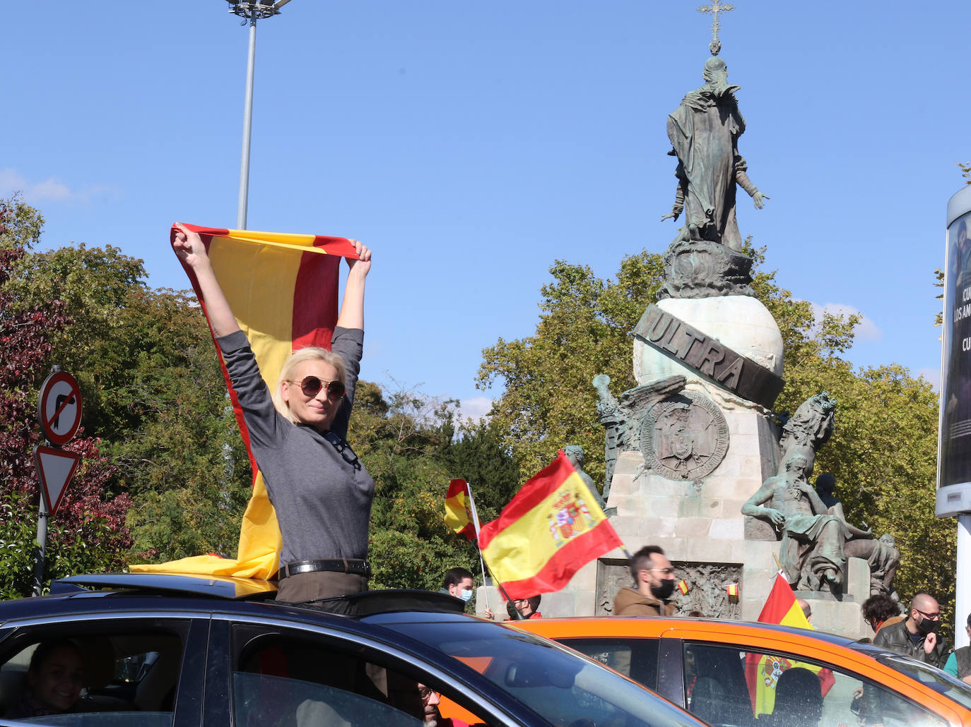 Fotos: Manifestación en Valladolid con motivo de la Fiesta Nacional