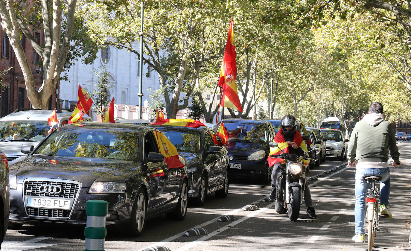 Fotos: Manifestación en Valladolid con motivo de la Fiesta Nacional