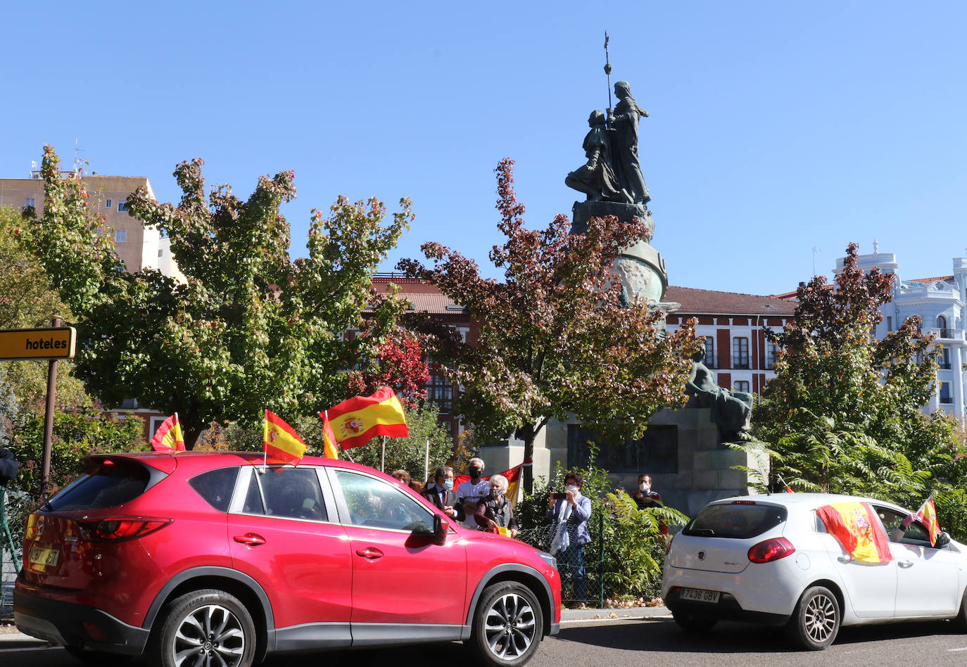 Fotos: Manifestación en Valladolid con motivo de la Fiesta Nacional