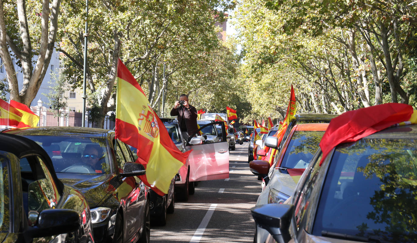Fotos: Manifestación en Valladolid con motivo de la Fiesta Nacional
