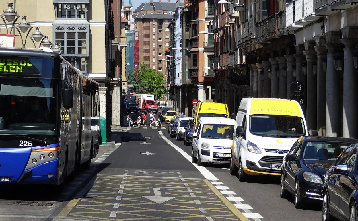 Coches circulan por Fuente Dorada.