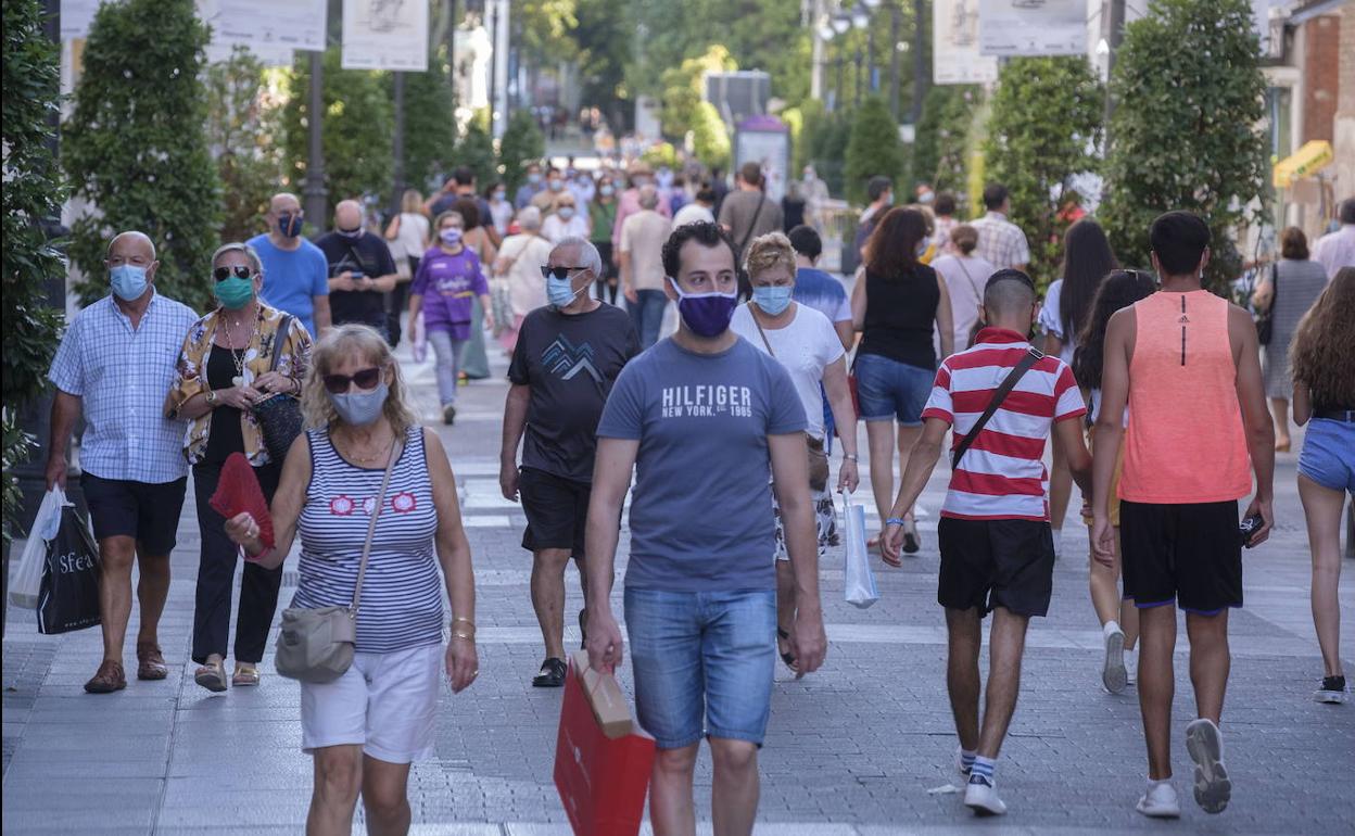 Varias decenas de personas caminan por la calle Santiago en una imagen del pasado verano.
