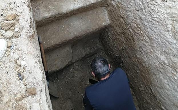 Un operario arregla las escaleras..