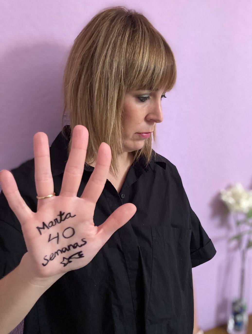 Marta Hernansanz posa con el nombre de su hija escrito en la mano. 