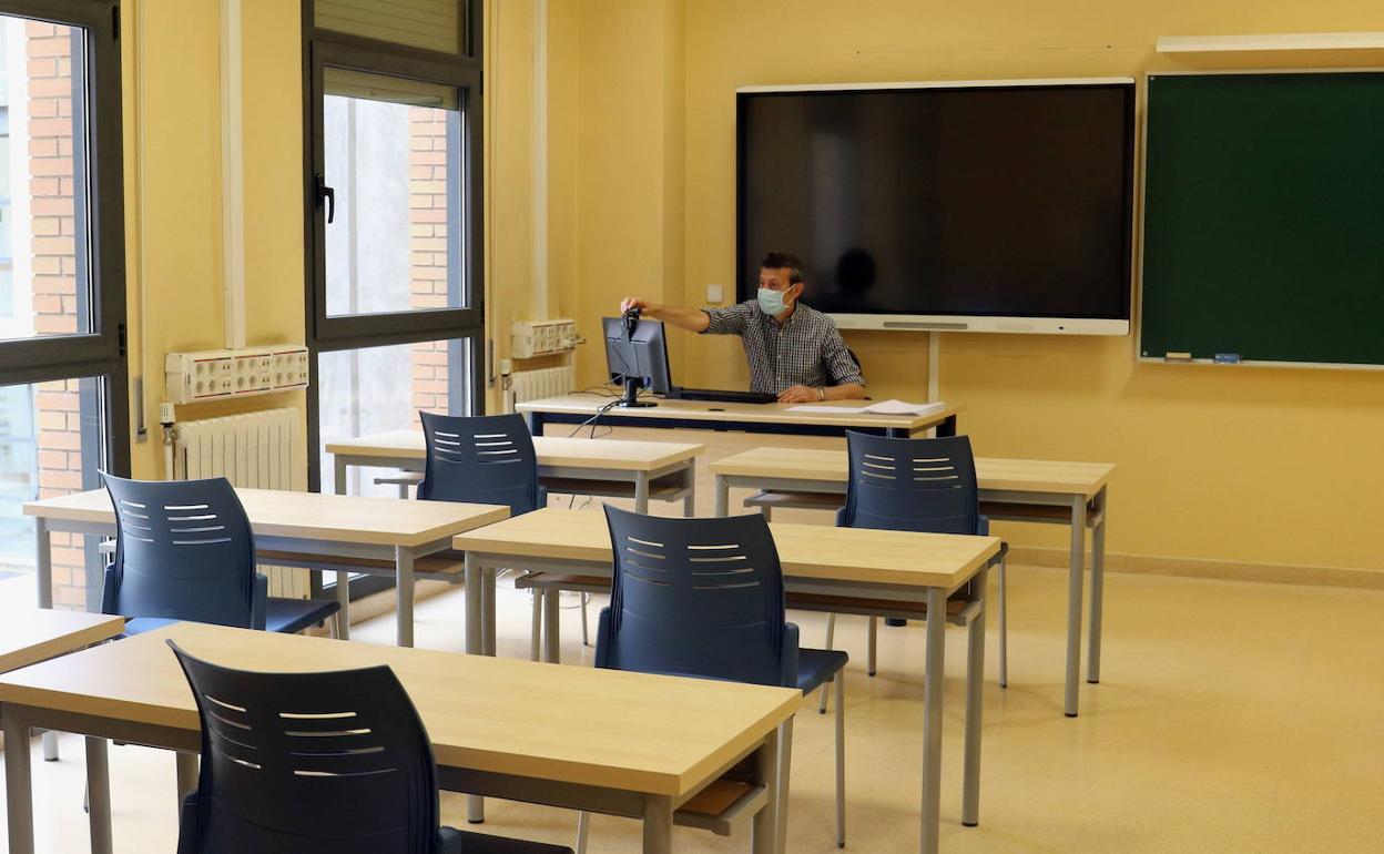 Cámaras y aulas preparadas en la Facultad de Filosofía y Letras para las clases no presenciales .