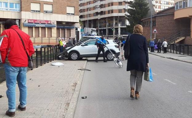 Estado en el que quedó el coche en el puente de Bigar, en Aranda.