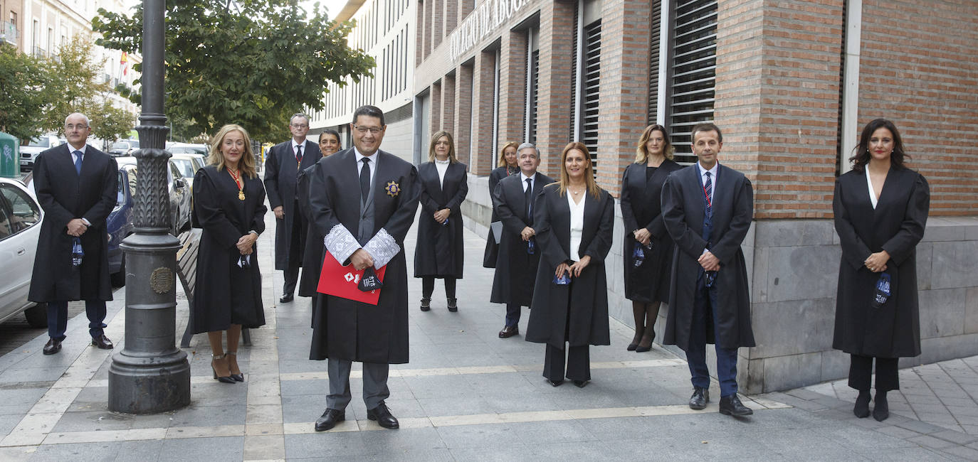 El Colegio de Abogados de Valladolid (Icava) acogió hoy la toma de posesión de Javier Martín como nuevo decano. Junto a él, juraron sus cargos para los próximos cuatro años los seis miembros de su candidatura.