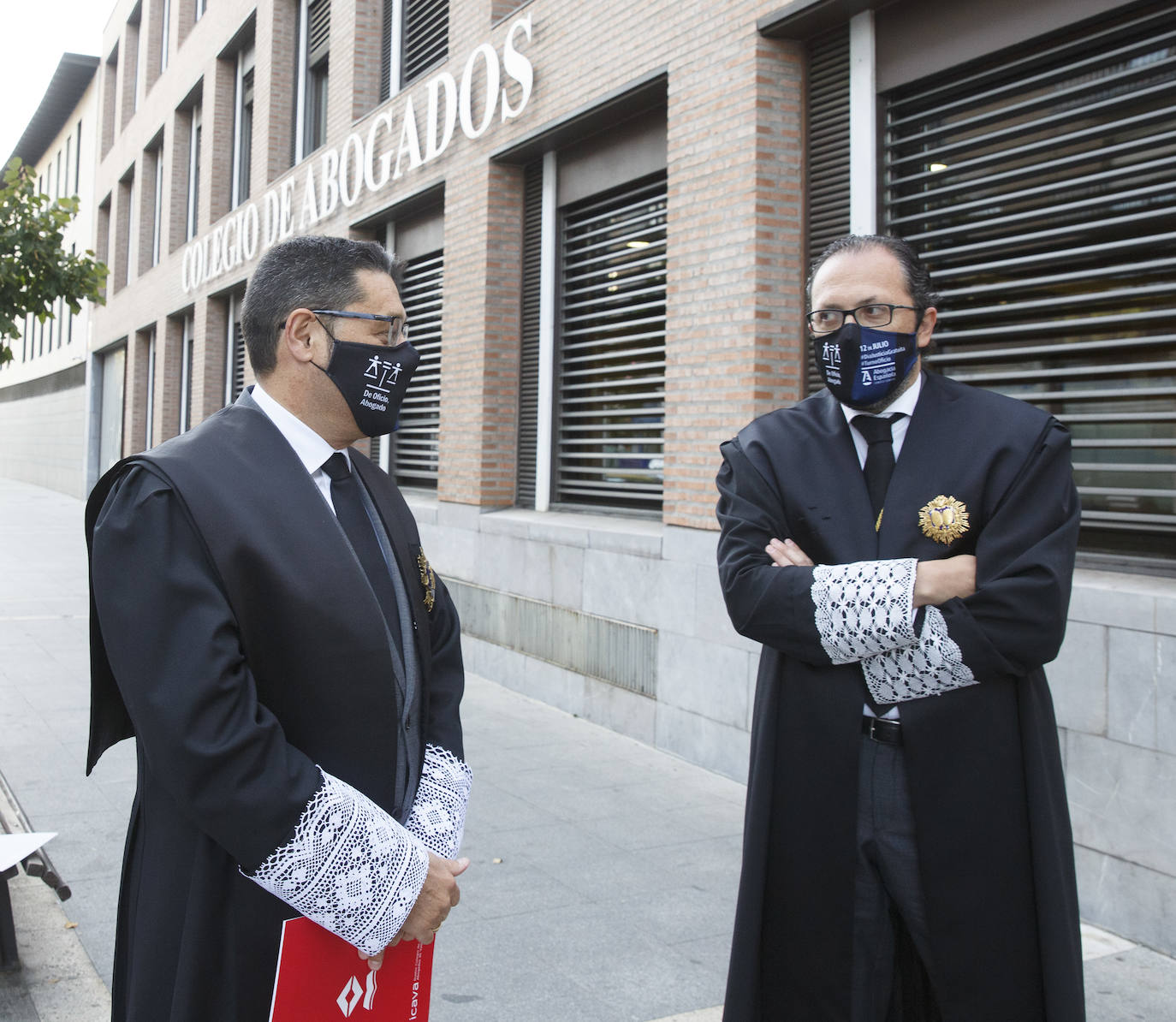 El Colegio de Abogados de Valladolid (Icava) acogió hoy la toma de posesión de Javier Martín como nuevo decano. Junto a él, juraron sus cargos para los próximos cuatro años los seis miembros de su candidatura.