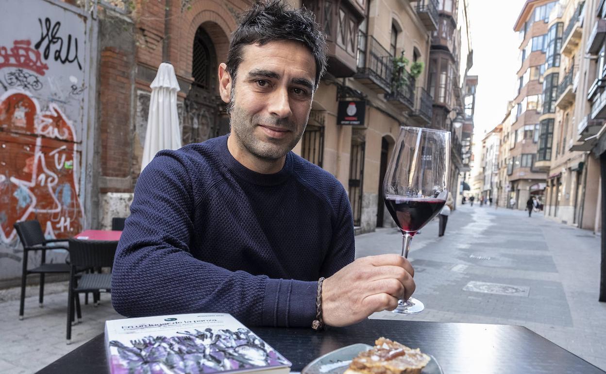 David Villorejo posa en la terraza de La Garrocha. 