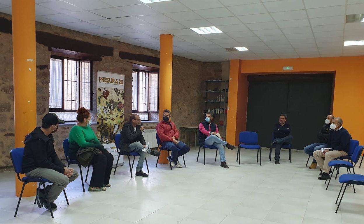 Participantes en el coloquio que tuvo lugar en la tarde de ayer en La Panera de Linares de Riofrío. 