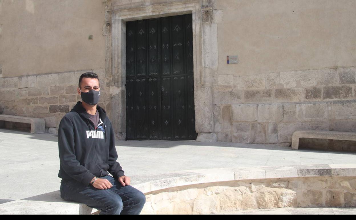 Álvaro Martín posa frente a la iglesia parroquial de San Miguel, en Cuéllar. 