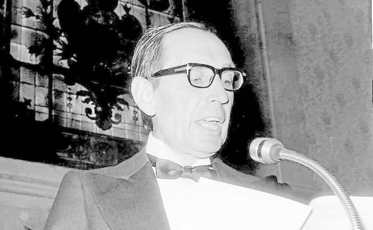 Miguel Delibes lee su discurso de ingreso en la RAE en mayo de 1975.