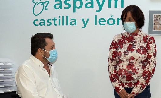Francisco Sardón, director adjunto de gestión de Aspaym Castilla y León y Anabel Pérez, directora general de la misma entidad. 