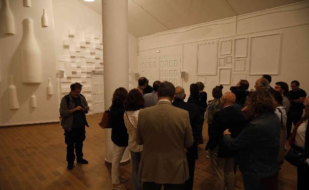 Sobre las paredes se proyectan las imágenes en 2D y 3D para recrear la historia de Protos. 