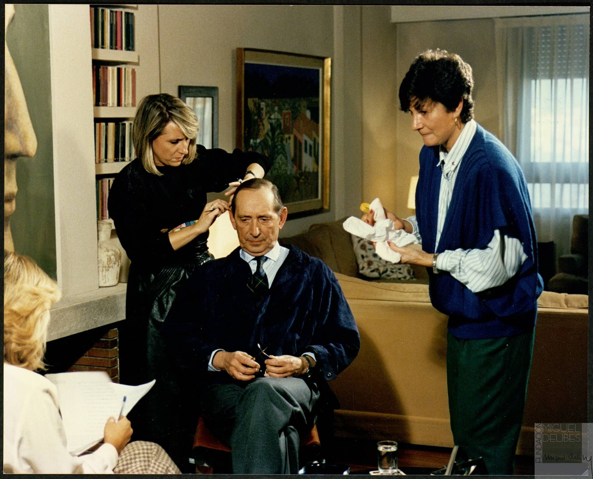 Delibes se deja hacer por la peluquera y la maquilladora antes de su intervención en un programa de Televisión Española grabado en casa del escritor. 