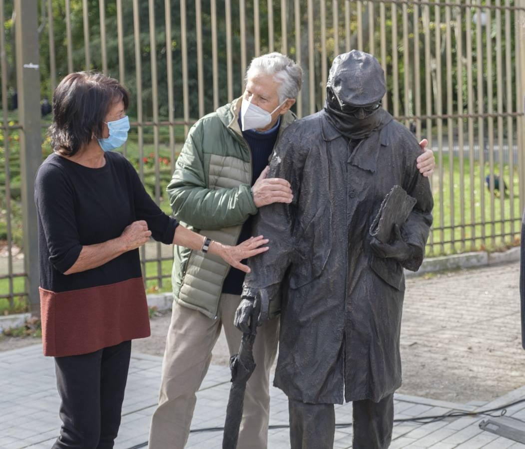 Fotos: Inauguración de la escultura conmemorativa del centenario del nacimiento de Miguel Delibes en Valladolid