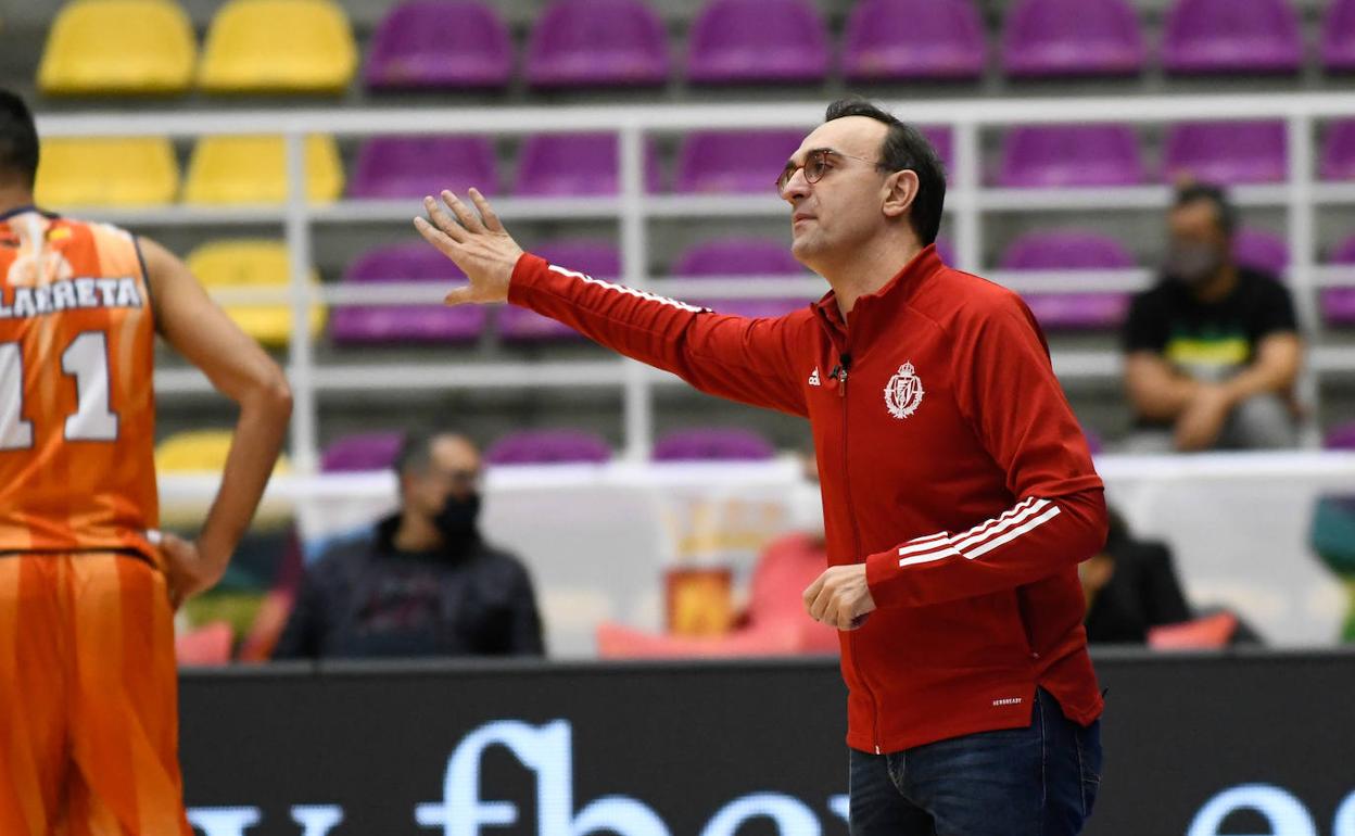 Hugo López da instrucciones a sus jugadores. 