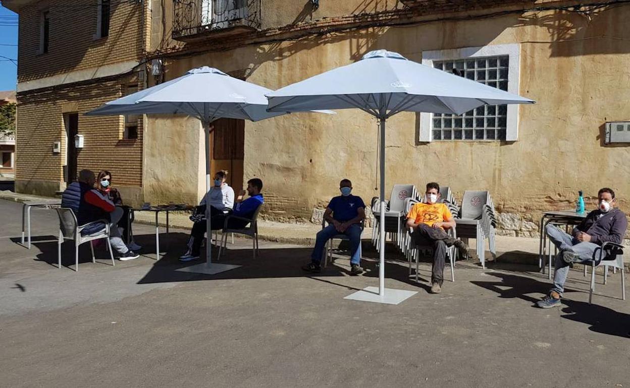 Varios vecinos de la localidad vallisoletana de Villafrechós, una de las zonas «verdes» de la pandemia, disfrutando de la terraza del bar La Cantina.