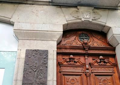Imagen secundaria 1 - Arriba, en el Teatro Calderón hay una sala llamada Miguel Delibes. Abajo, a la izquierda, casa donde nació Delibes, Recoletos, 12; a la derecha, El Norte, en Duque de la Victoria.