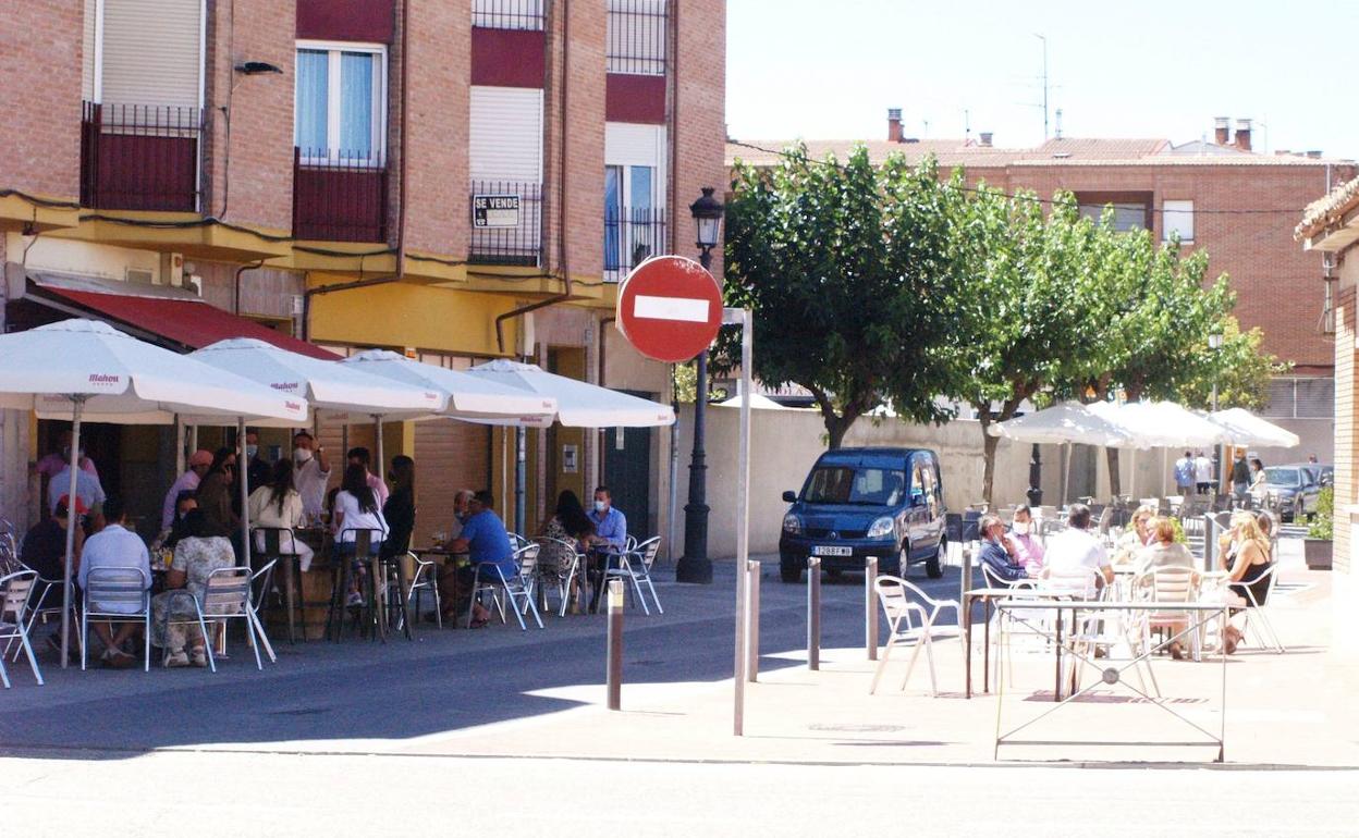 Vecinos de Pedrajas en una terraza antes del confinamiento perimetral. 