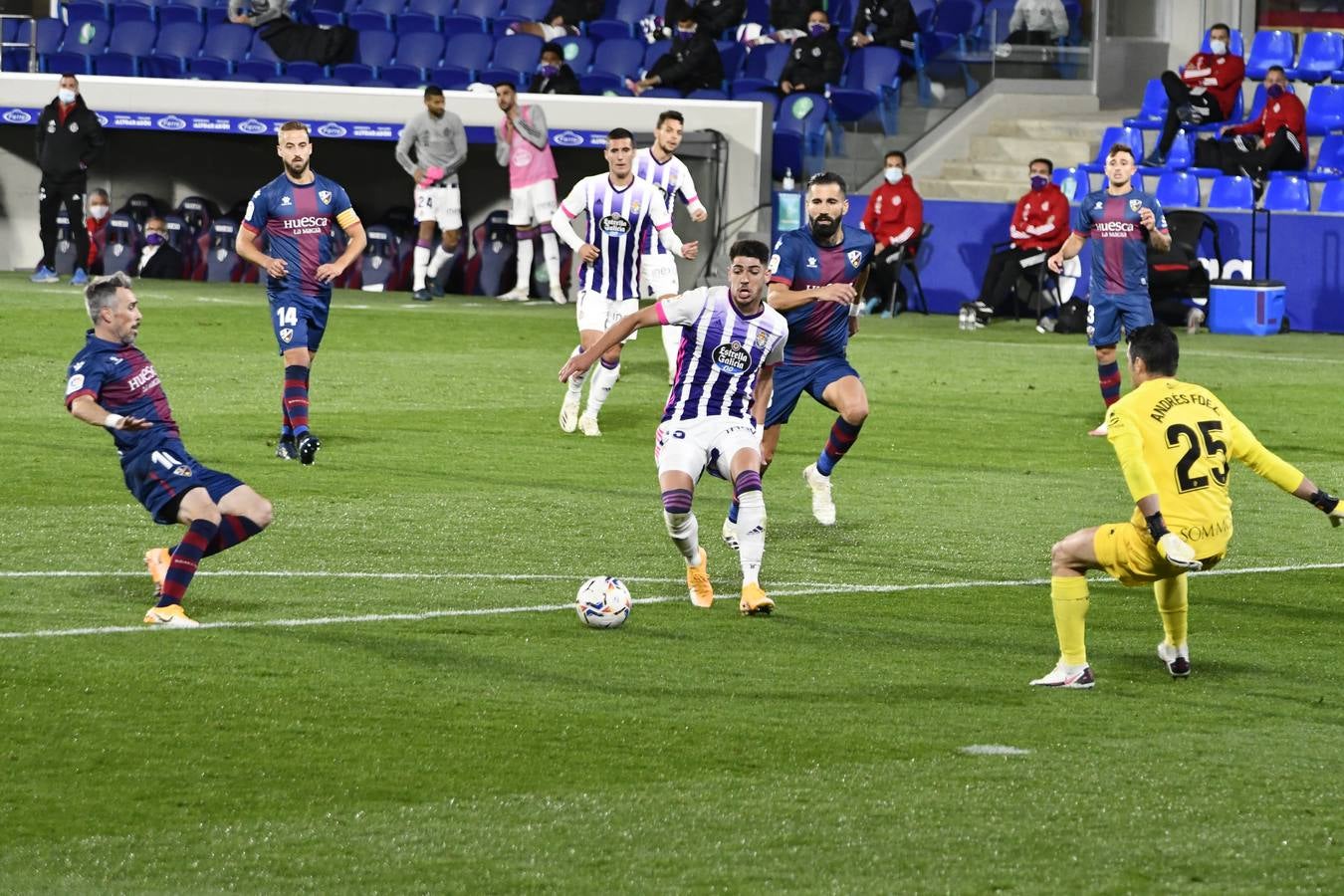Fotos: EMpate del Real Valladolid en Huesca (2-2)