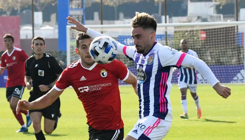 Fran Álvarez intenta controlar el balón. 