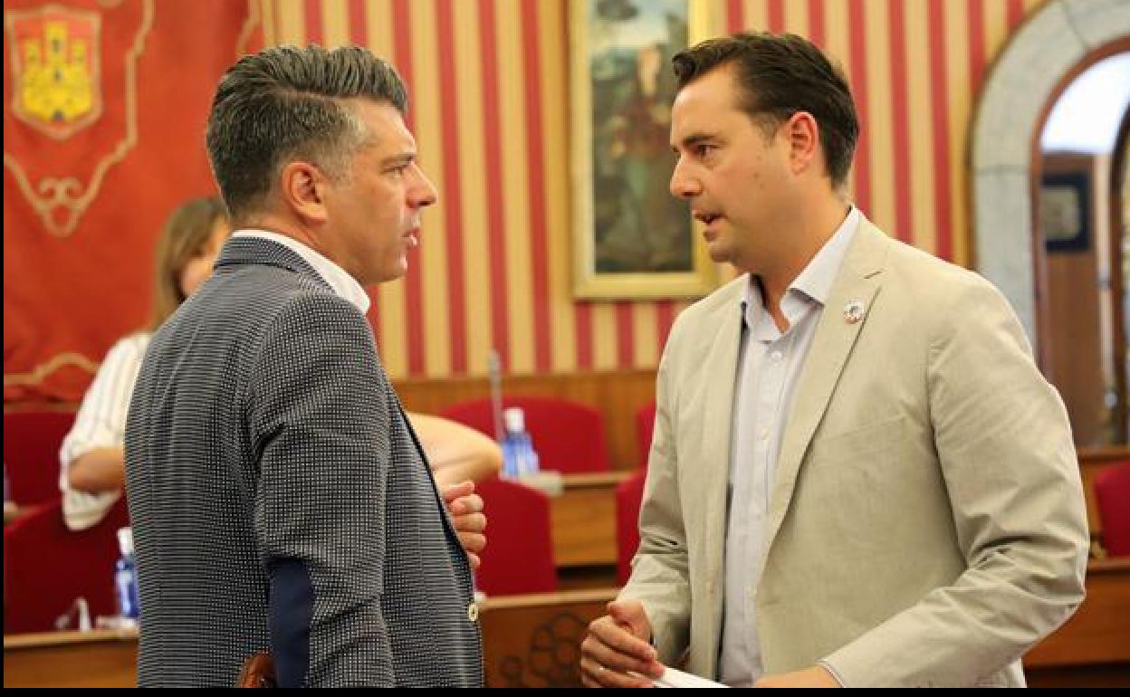 Vicente Marañón, portavoz del Grupo Municipal de Ciudadanos, y Daniel de la Rosa, alcalde de Burgos