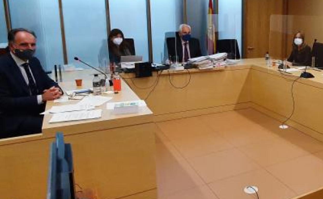 Miembros de la sala de gobierno del TSJ, presidida por el magistrado José Luis Concepción (segundo por la derecha), en su reunión de este lunes. 