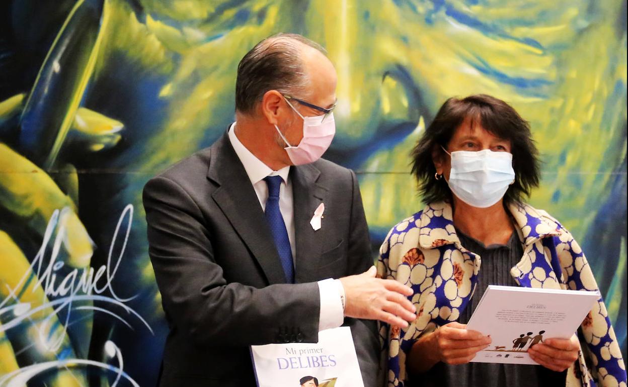 Manuel Fuentes y Elisa Delibes, en las Cortes de Castilla y León.