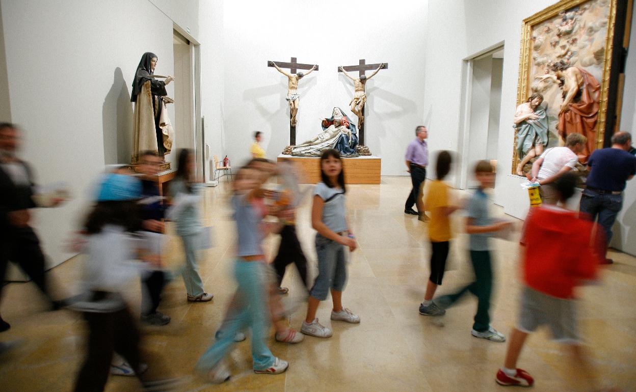 Niños en una sala del Museo de Escultura. 