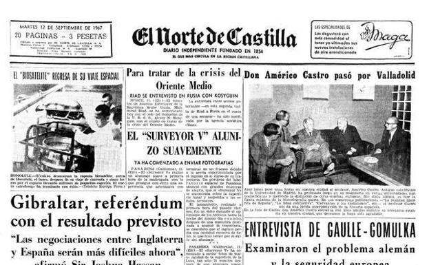 Primera visita. La portada de El Norte de Castilla del 12 de septiembre de 1967 recogía el encuentro con Américo Castro en Valladolid. Desde la izquierda, Delibes, Jiménez Lozano, Castro y dos amigos. 