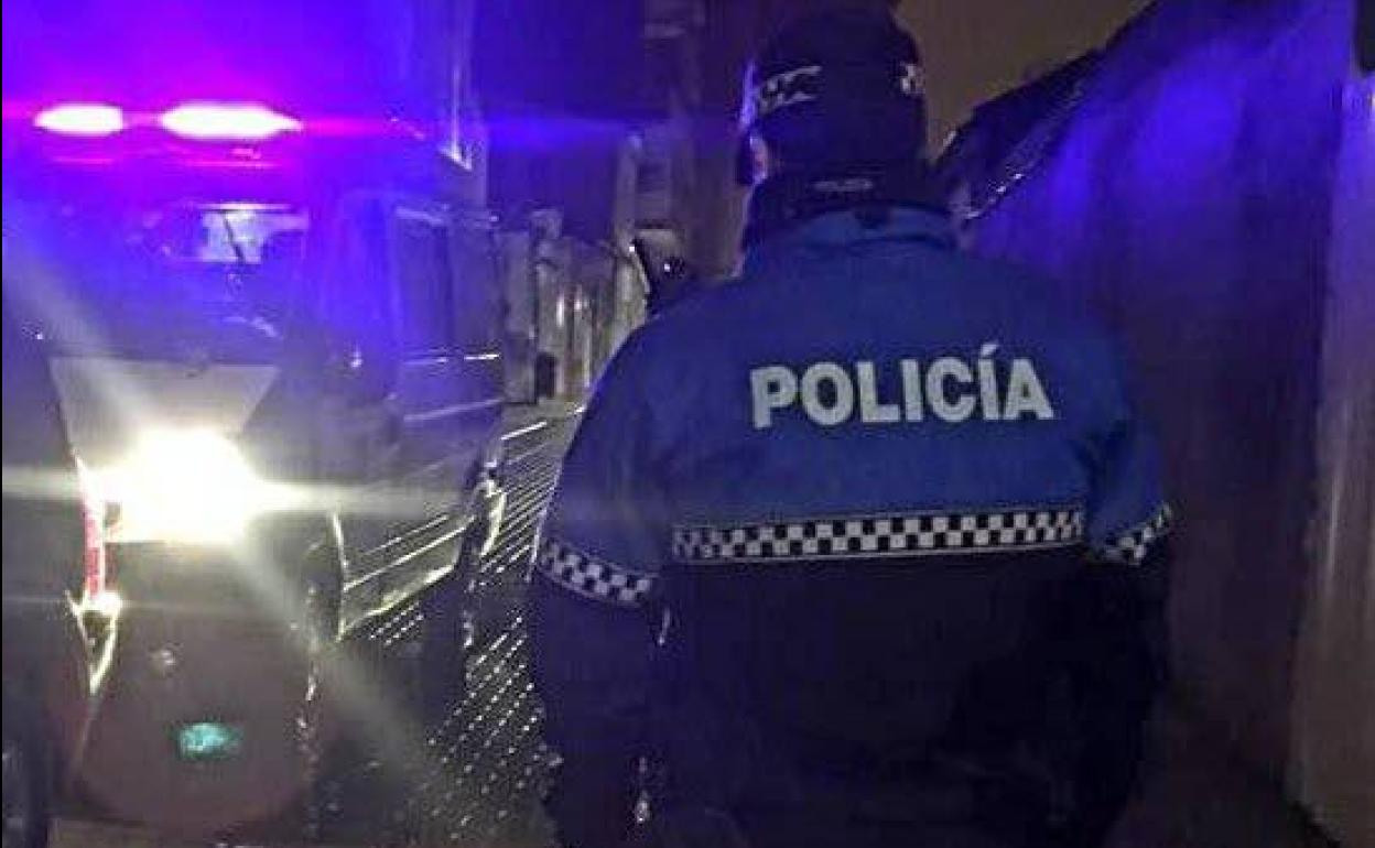Un agente de la Policía Municipal de Valladolid ejerce labores de vigilancia durante la noche.