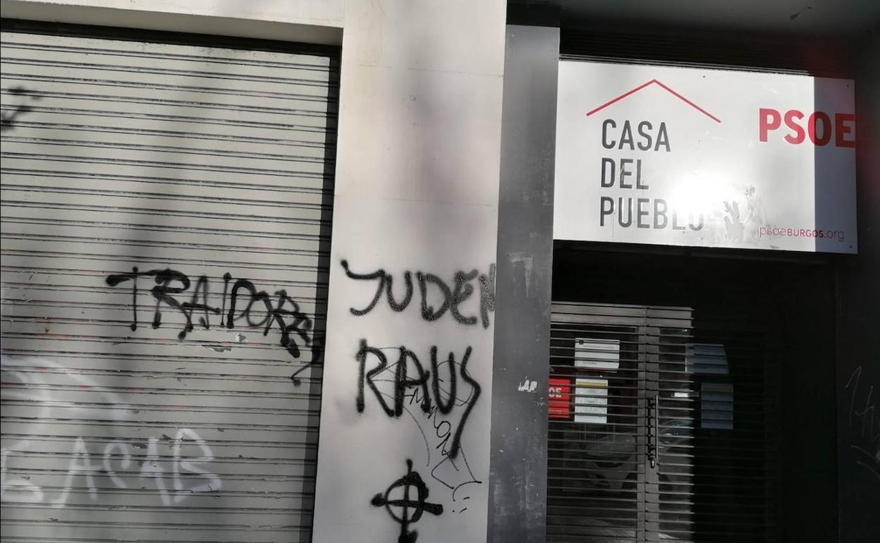 La sede del PSOE en Burgos amaneció con pintadas de «traidores» e insultos. 