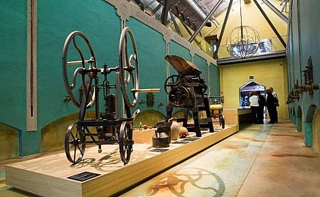 Naves de depósitos de fermentación del siglo pasado en el Museo del Vino Pagos del Rey. 