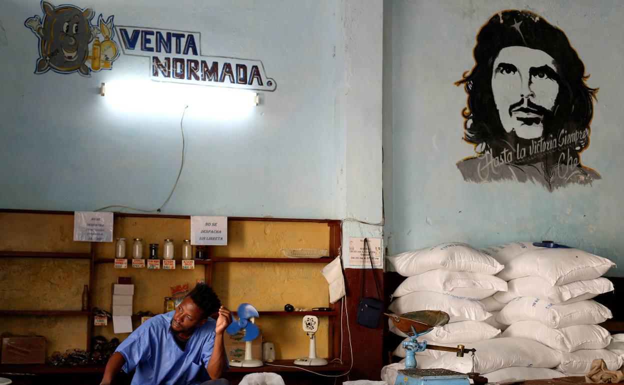 Retrato del Che Guevara en una tienda de La Habana.