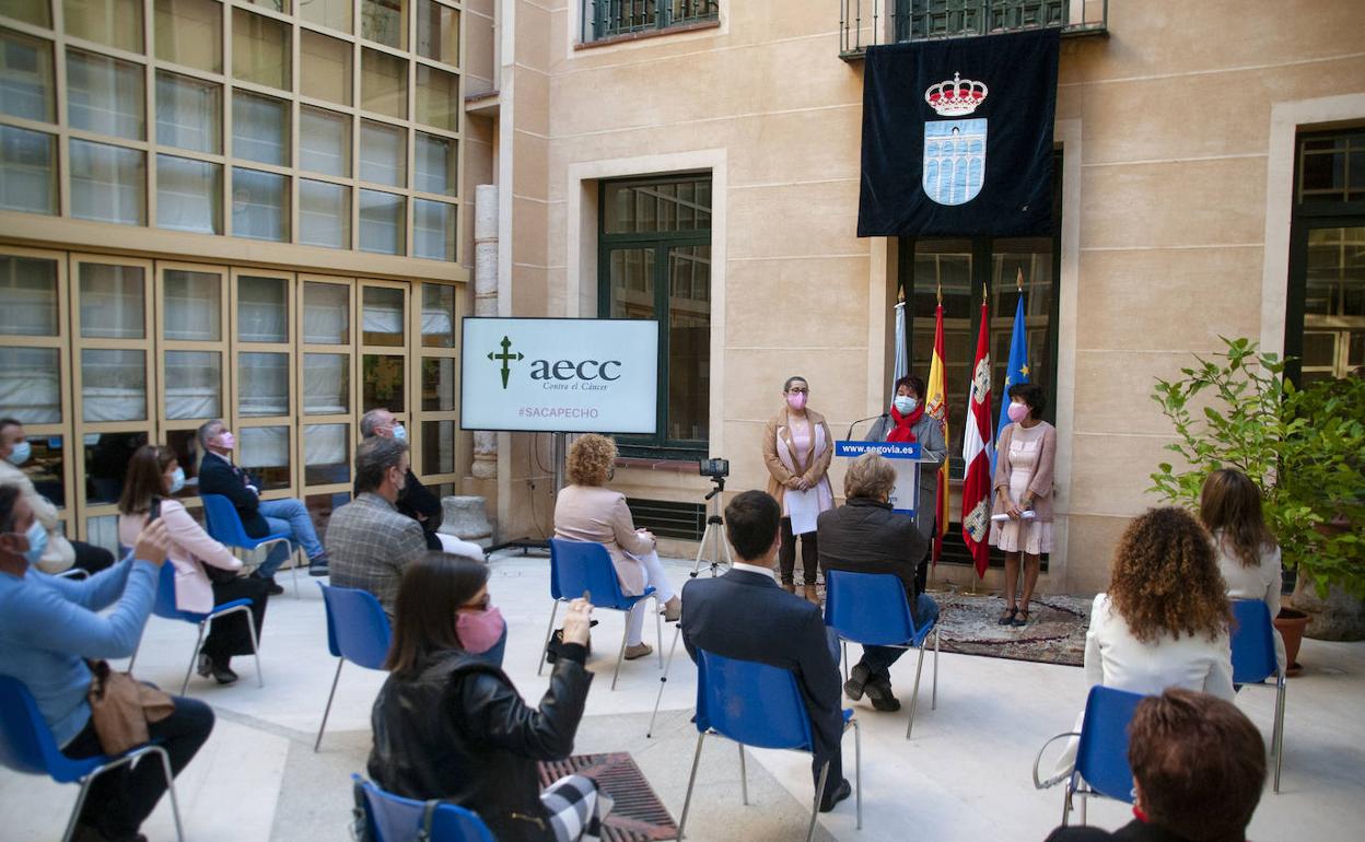 Acto del Día Mundial del Cáncer del Mama celebrado en el Ayuntamiento de Segovia. 
