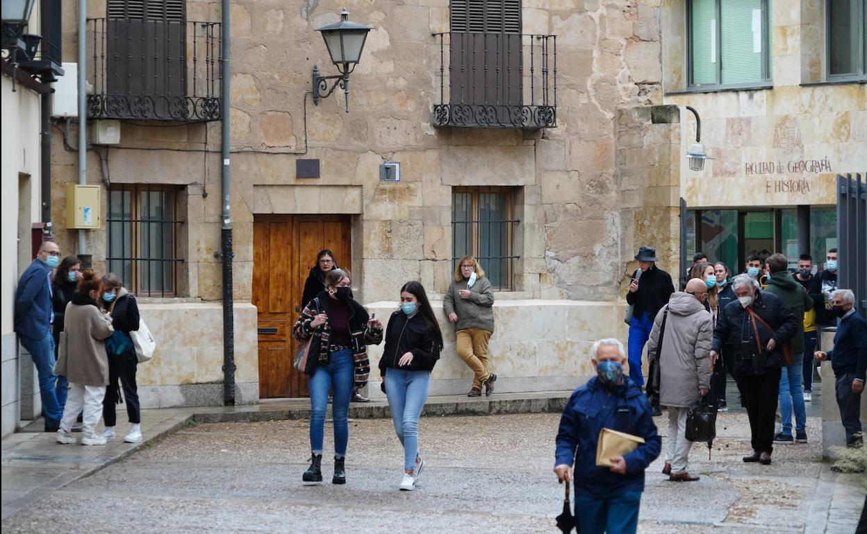 Estudiantes en el centro de Salamanca.