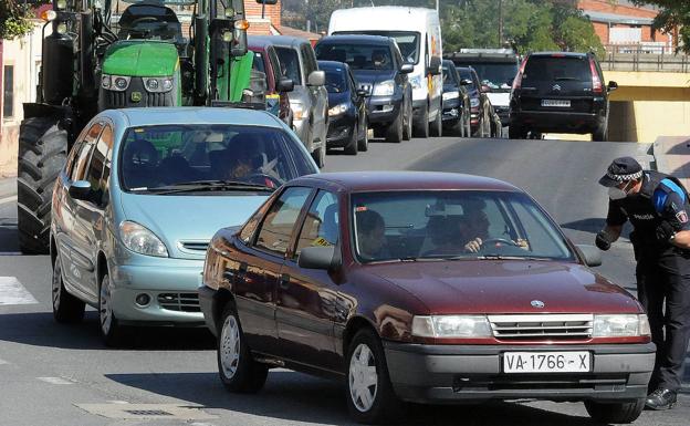 La Policía Local controla los desplazamientos durante el confinamiento de Medina del Campo.