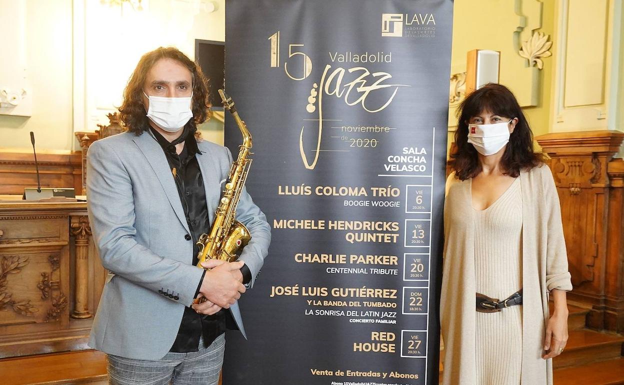 José Luis Gutiérrez y Ana Redondo, junto al cartel. 