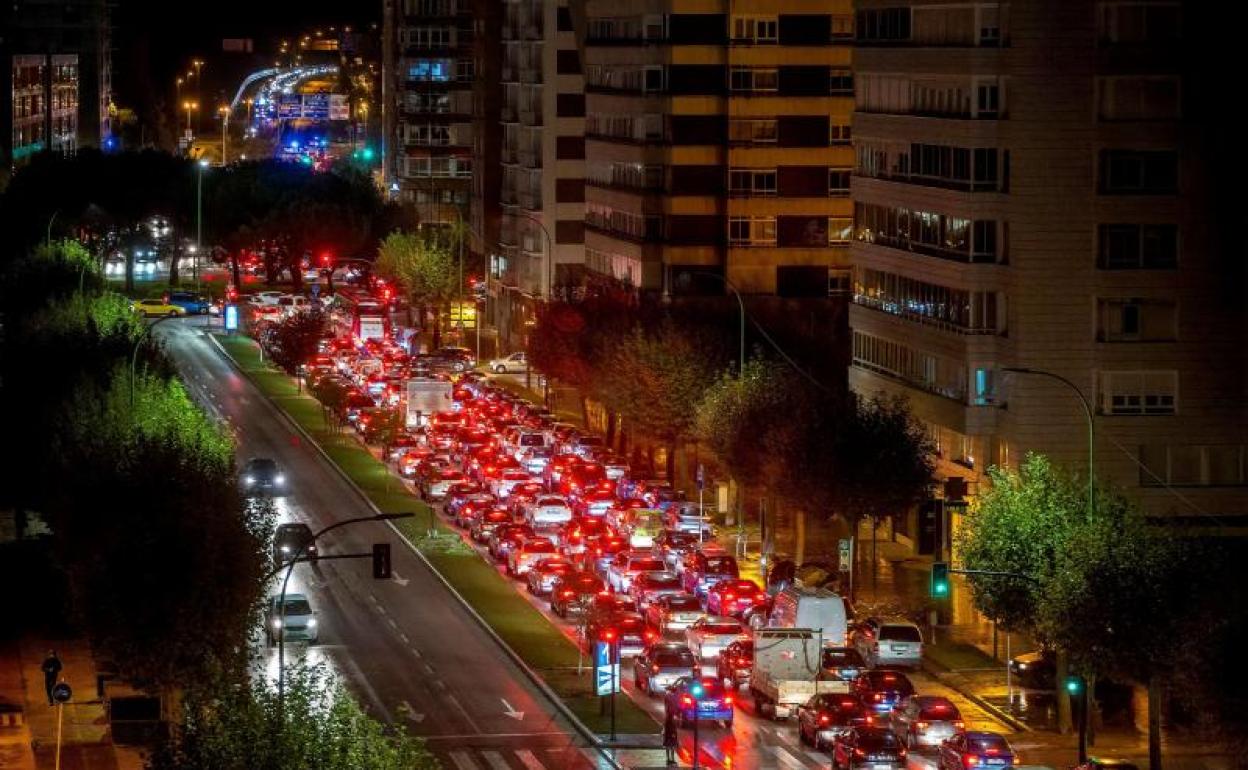 El control de la Plaza del Rey ha provocado un tremendo atasco a primera hora de la mañana. 